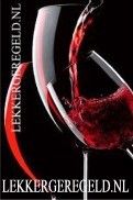 Twee wijnglazen met rode wijn tegen een zwarte achtergrond, tekst: "LEKKERGEREGELD.NL".