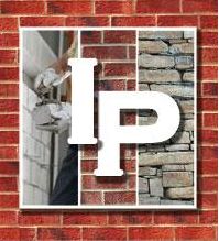 Lettere "IP" sopra tre riquadri con mattoni, intonaco e pietre. Sfondo di mattoni rossi.