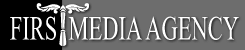 Logo mit Text "FIRS MEDIA AGENCY" in Weiß auf grauem Hintergrund. Feder über dem "I".