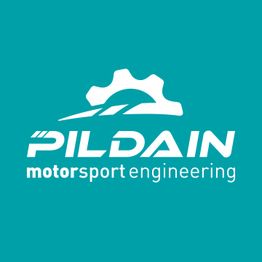 Logotipo de Pildain Motorsport Engineering en fondo azul turquesa. Texto blanco con engranaje.