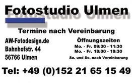 Text auf Werbebanner eines Fotostudios in Ulmen mit Kontaktdaten und Öffnungszeiten.