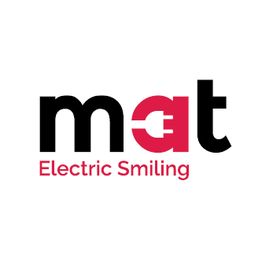 Logo mit "mat" und Stecker-Detail im Buchstaben 'a'. Text darunter: "Electric Smiling".