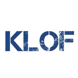 Logo met het woord "KLOF" in versleten blauwe letters op een witte achtergrond.