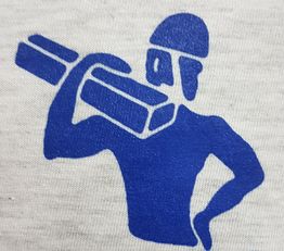 Silhouette blu di un lavoratore che trasporta un trave sulla spalla.