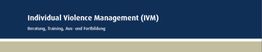 Blauer Banner mit Schriftzug "Individual Violence Management (IVM)" und Infos zu Beratung und Training.