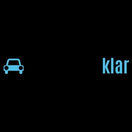 Blaues Autosymbol links und das Wort "klar" in Blau auf schwarzem Hintergrund.