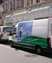 Aufmerksamkeitsstarke Fahrzeugbeschriftungen