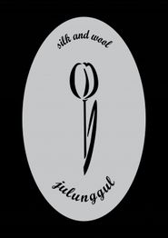 Logotipo de una flor estilizada con las palabras "silk and wool" y "jiulungguul" en un óvalo.