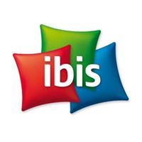 Logotipo da rede de hotéis Ibis com três almofadas coloridas: vermelha, verde e azul.