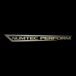 Logo mit dem Text "Numtec Perform" in silberner Schrift auf schwarzem Hintergrund.