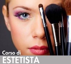 Donna con pennelli da trucco e testo "Corso di Estetista".