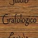 Testo su sfondo di legno dice: "Studio Grafologico Peritale".