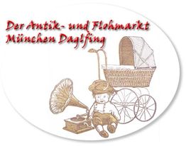 Antik- und Flohmarkt München Daglfing, mit Kinderwagen, Puppe und Grammophon auf weißem Hintergrund.