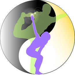 Silhouetten von Yoga-Posen in einem Yin-Yang-Symbol auf buntem Hintergrund.