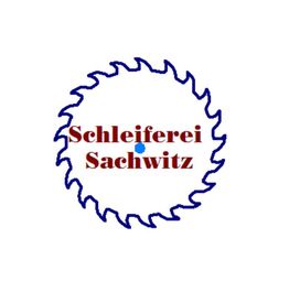 Logo: Blauer Sägebaltt mit rotem Text "Schleiferei Sachwitz" in der Mitte.