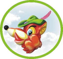 Kopf eines cartoonartigen Fuchses mit Hut und Feder, umgeben von grünem Kreis vor blauem Himmel.