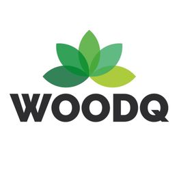 Logo mit sechs grünen Blättern über dem Schriftzug "WOODQ".