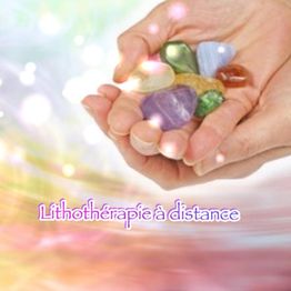 Main tenant des pierres colorées, texte "Lithothérapie à distance".
