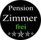 Schwarzer Kreis mit weißer Schrift: "Pension Zimmer" und grün "frei", darunter fünf Sterne.