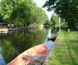 Der Storkower Kanal mit Uferweg und Ruderboot