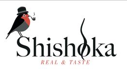 Ein Vogel mit Zylinder und Pfeife neben dem Schriftzug "Shishoka Real & Taste".