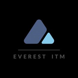 Logo mit dunkelblauem und hellblauem Dreieck. Text: "EVEREST ITM" auf schwarzem Hintergrund.