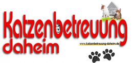 Roter Schriftzug "Katzenbetreuung daheim" mit Katzenillustrationen und Pfotenabdrücken.
