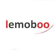 Logo mit dem Text "lemoboo" in schwarz und rot, geschwungene Linie am rechten Rand.