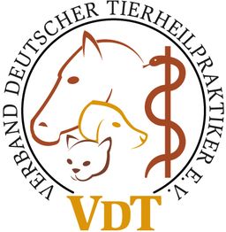 Logo des Verbands Deutscher Tierheilpraktiker mit Tieren und Äskulapstab, Text "VDT" unten.