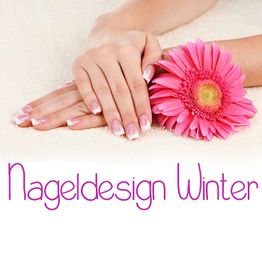 Hände mit French-Nageldesign und rosa Blume; Text: "Nageldesign Winter".