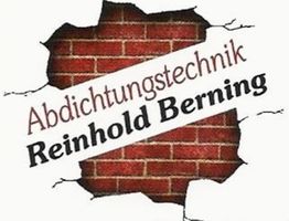 Text auf durchbrochener Ziegelwand: "Abdichtungstechnik Reinhold Berning".