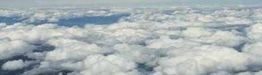 Wolken im Himmel, aus der Vogelperspektive fotografiert, bedecken fast den gesamten Horizont.