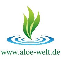 Grüne Blätter über blauem Wasser mit Schriftzug "www.aloe-welt.de".