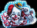 Clown mit roter Perücke und kleinem Hut, lächelnd vor einem blau gepunkteten Hintergrund.