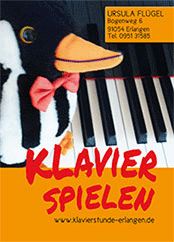 Plüschpinguin mit Schleife sitzt auf Klaviertasten. Text: "Klavier spielen".