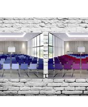 Zwei Konferenzräume mit Stuhlreihen: links blau, rechts rot-lila, beide mit Tafeln vorn.