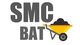 Texte "SMC BAT" avec une brouette jaune remplie de terre à droite.