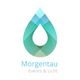 Logo mit tropfenförmigem Symbol und Text: "Morgentau Events & Licht" in Blau und Türkis.