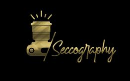 Goldenes Kameralogo mit dem Schriftzug "Seccography" auf schwarzem Hintergrund.