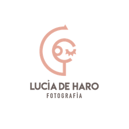 Logo de Lucía de Haro Fotografía, con diseño geométrico en tonos rosados y negros.
