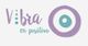 Logo de "Vibra en positivo" con letras lilas y verdes junto a un círculo lila y verde.