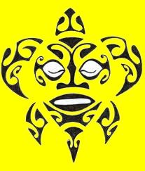 Motif de tortue tribal noir sur fond jaune, symétrique et stylisé.