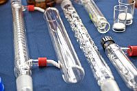 Glasrohre mit Verschlüssen auf einem blauen Tisch ausgelegt.