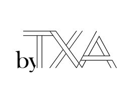 Texte stylisé "by TXA" sur fond blanc, lignes fines et design moderne.