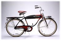 Rotes und schwarzes Vintage-Fahrrad mit großem Rahmen und Gepäckträger auf weißem Hintergrund.