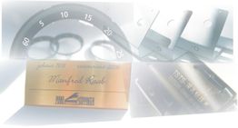 Unschärfe zeigt Kameraobjektiv, Metallschilder mit Gravur und mechanische Teile.