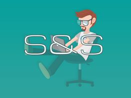 Ilustración de persona en silla giratoria con portátil, fondo azul, letras "S&S".