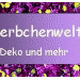 Lila Schild mit der Aufschrift "koerbchenwelt - Deko und mehr" auf violettem Blütenhintergrund.