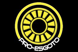Logotipo circular amarelo com a palavra "Pró-Esgoto" em preto, fundo preto.