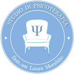 Logo di uno studio di psicoterapia con poltrona e simbolo della psicologia su sfondo blu.